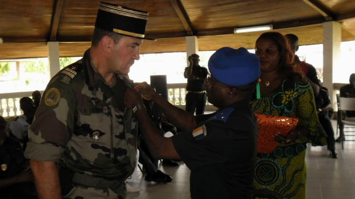 Défense : Décoration de cinq militaires français de haut rang de la force interarmées Licorne